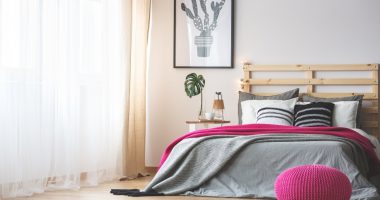 sypialnia z łóżkiem z różową narzutą