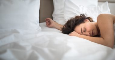 paraliż senny, kobieta śpiąca w białej pościeli