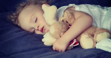 problemy dziecka ze snem, dziecko śpiące z maskotką