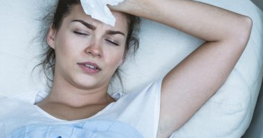 walcz z alergią w nocy, kobieta z katarem leżąca w łóżku