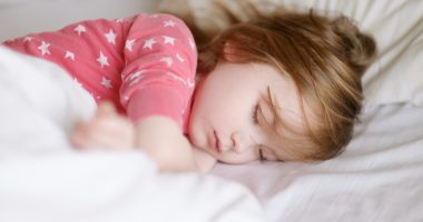jak ułatwić dziecku sen, śpiąca dziewczynka w różowej piżamie
