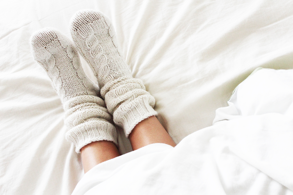 zimne stopy w łóżku